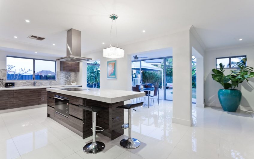 Moderna kuća sa prekrasnim pogledom na šumu