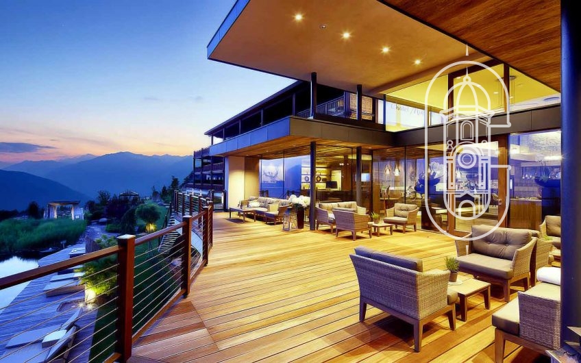 Dvoetažna moderna kuća, potpuno opremljena