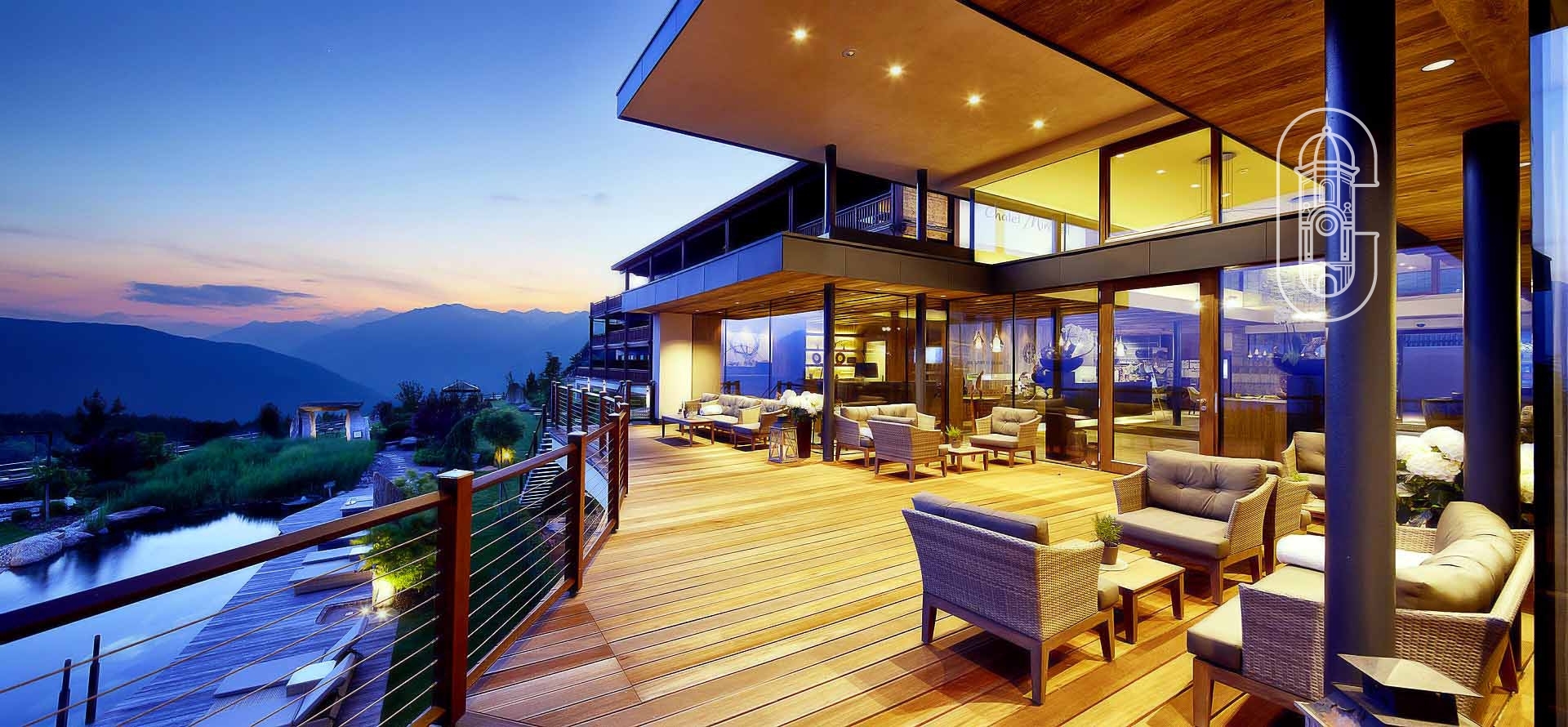 Dvoetažna moderna kuća, potpuno opremljena