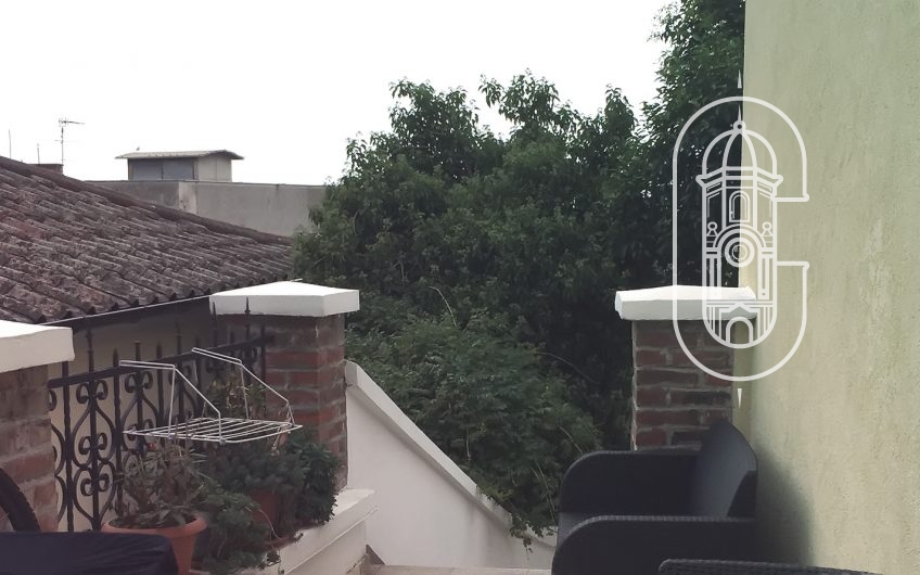 Dvoetažni stan na južnom dijelu Bulevarda, 10 minuta pješke od Korza