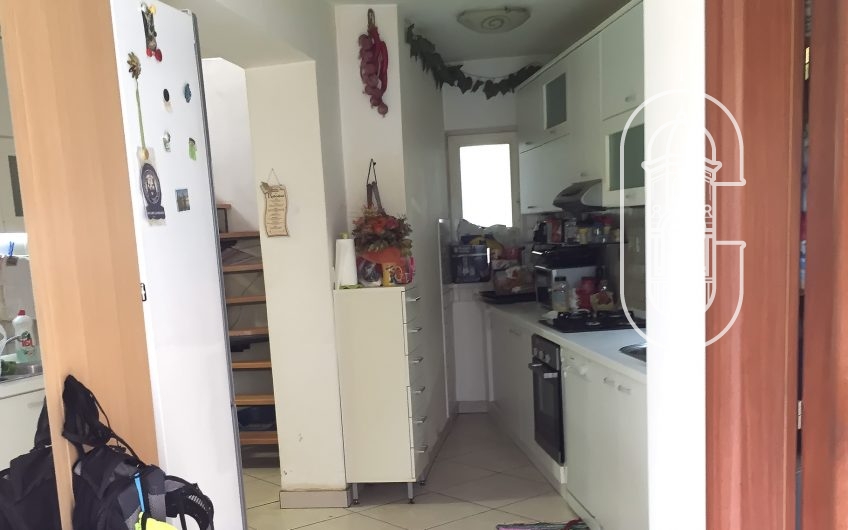 Dvoetažni stan na južnom dijelu Bulevarda, 10 minuta pješke od Korza